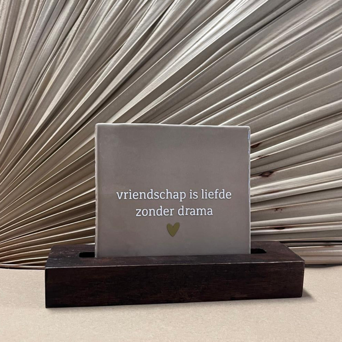 Tegeltje Vriendschap is liefde zonder drama Beige met donker houten houder