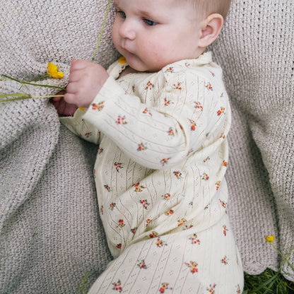 Riffle Amsterdam | Suit Sky Jacquard rib aop | Ecru Rose | 68 | 6 maanden