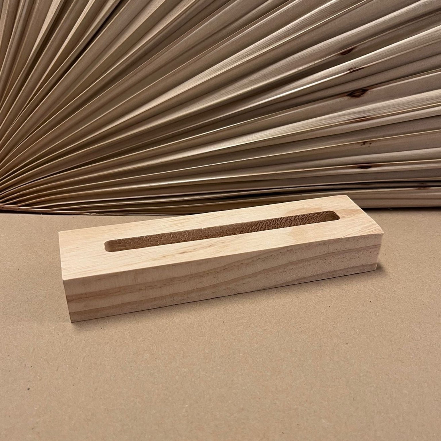 Houten houder voor tegeltje of geurzakje naturel
