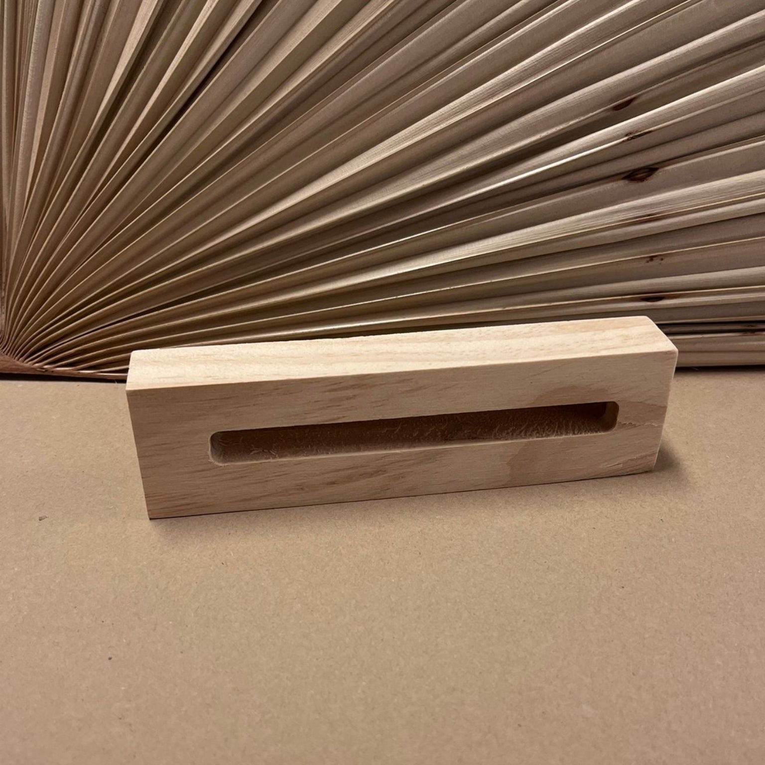 Houten houder voor tegeltje of geurzakje naturel