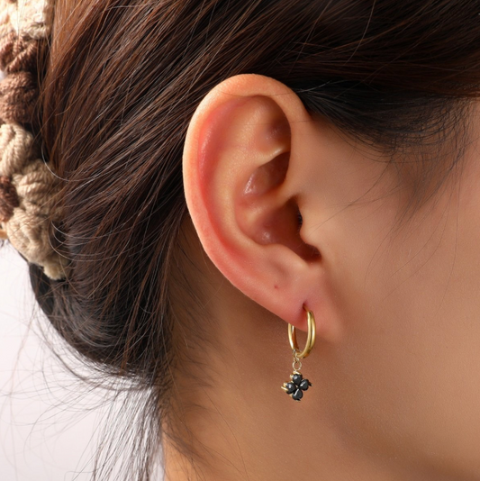 Sparkly Clover Hoop Black E56119-2