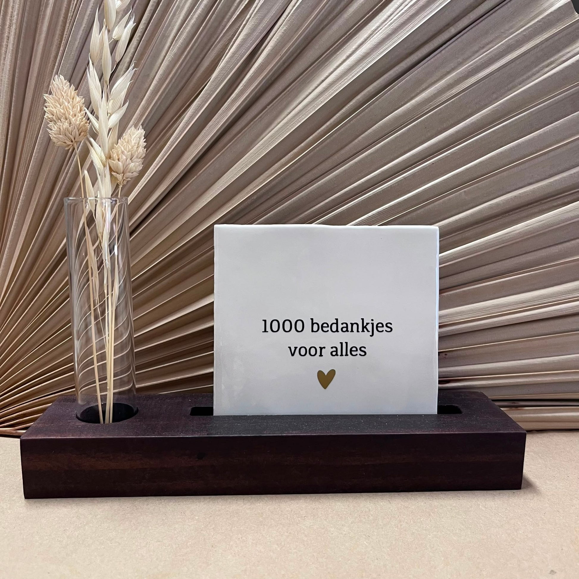 Tegeltje 1000 bedankjes voor alles Wit met donker houten houder en glazen buisje