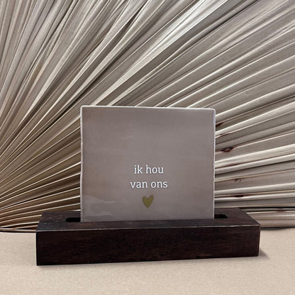 Tegeltje Ik hou van ons Beige met donker houten houder 