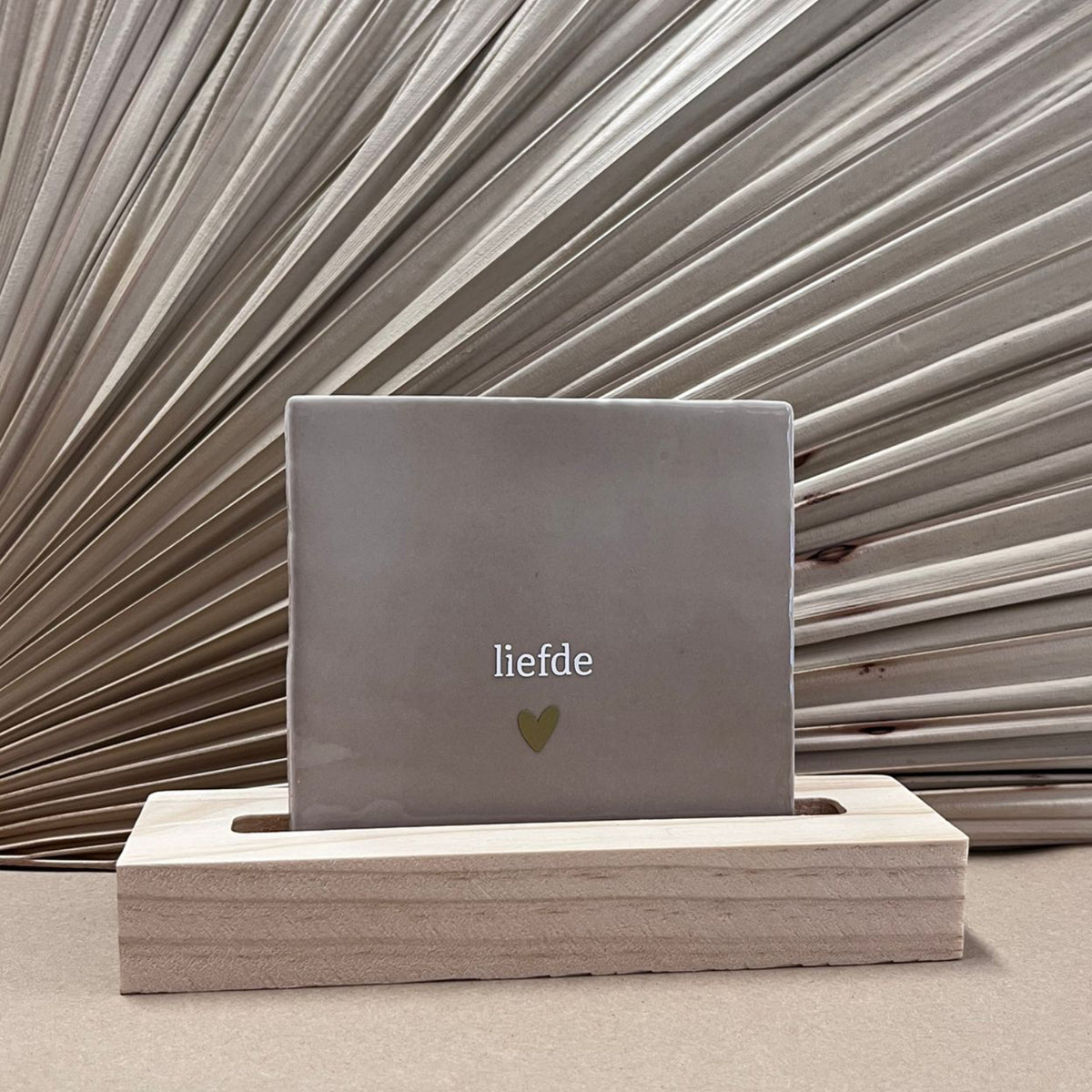 Tegeltje Liefde Beige met houten houder naturel