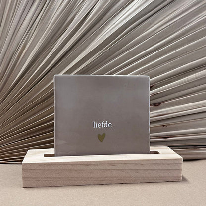 Tegeltje Liefde Beige met houten houder naturel
