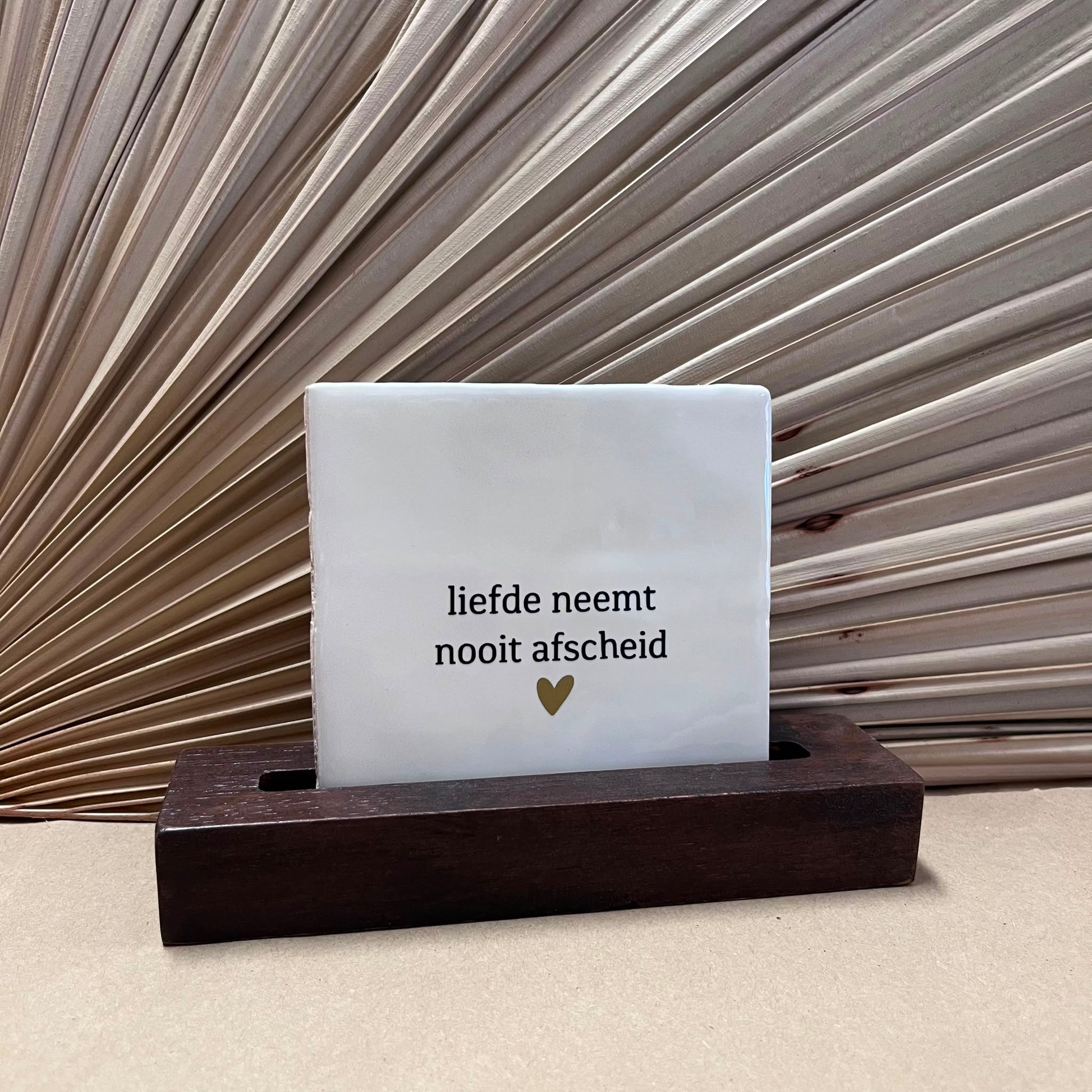 Tegeltje Liefde neemt nooit afscheid Wit met donker houten houder 