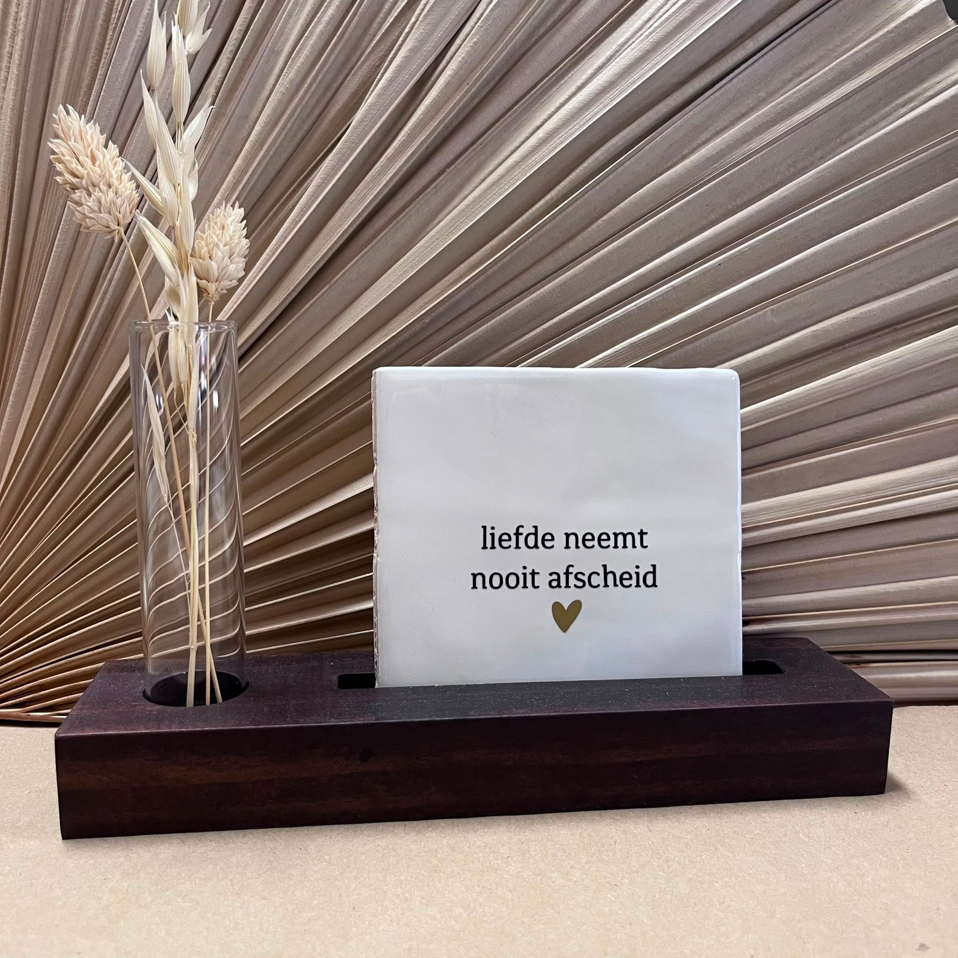 Tegeltje Liefde neemt nooit afscheid Wit met donker houten houder en glazen buisje