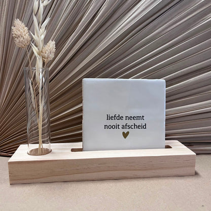 Tegeltje Liefde neemt nooit afscheid Wit met houten houder en glazen buisje