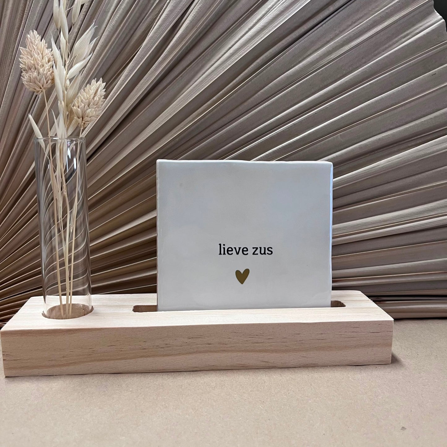 Tegeltje Lieve zus Wit met houten houder en glazen buisje