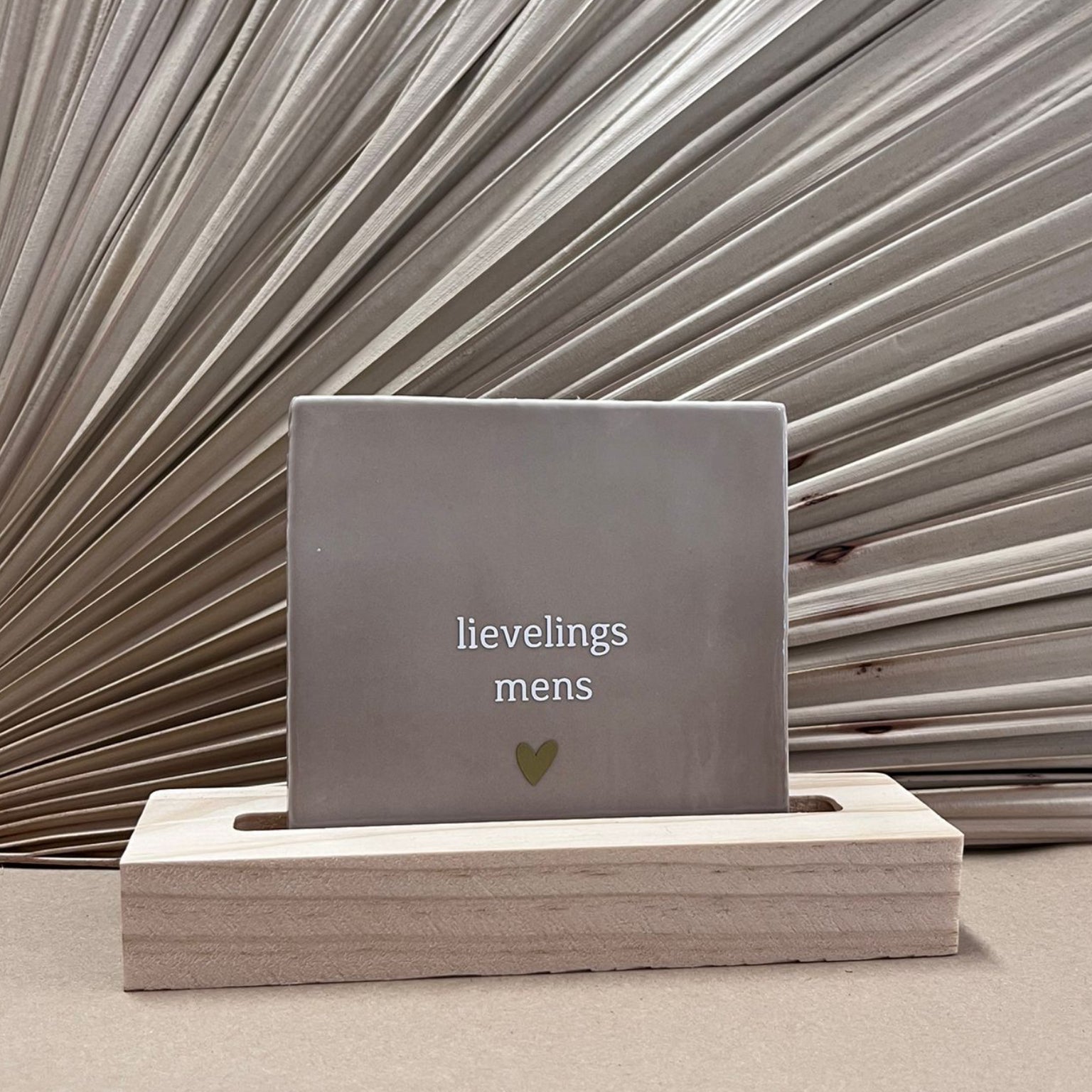 Tegeltje Lievelings mens Beige met houten houder naturel