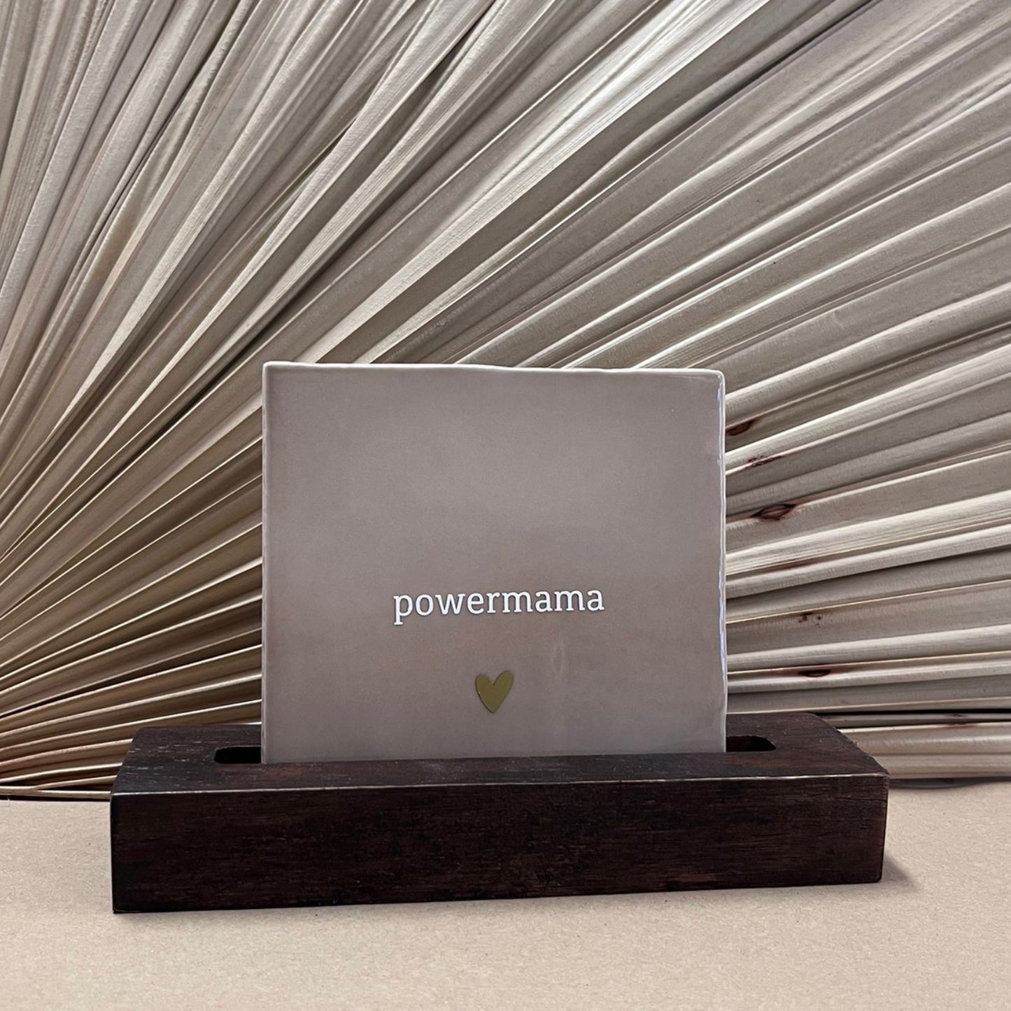 Tegeltje Powermama Beige met mini houten donkere houder 