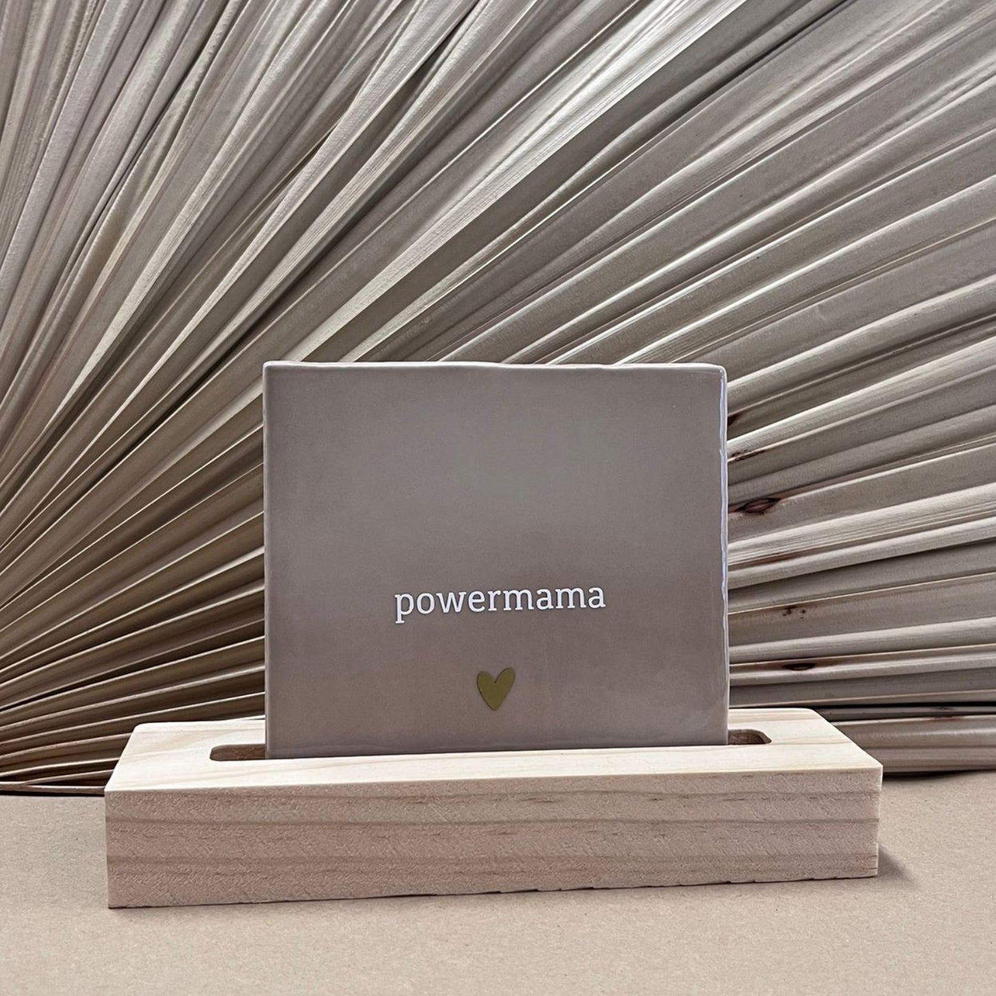 Tegeltje Powermama Beige met mini houten houder naturel