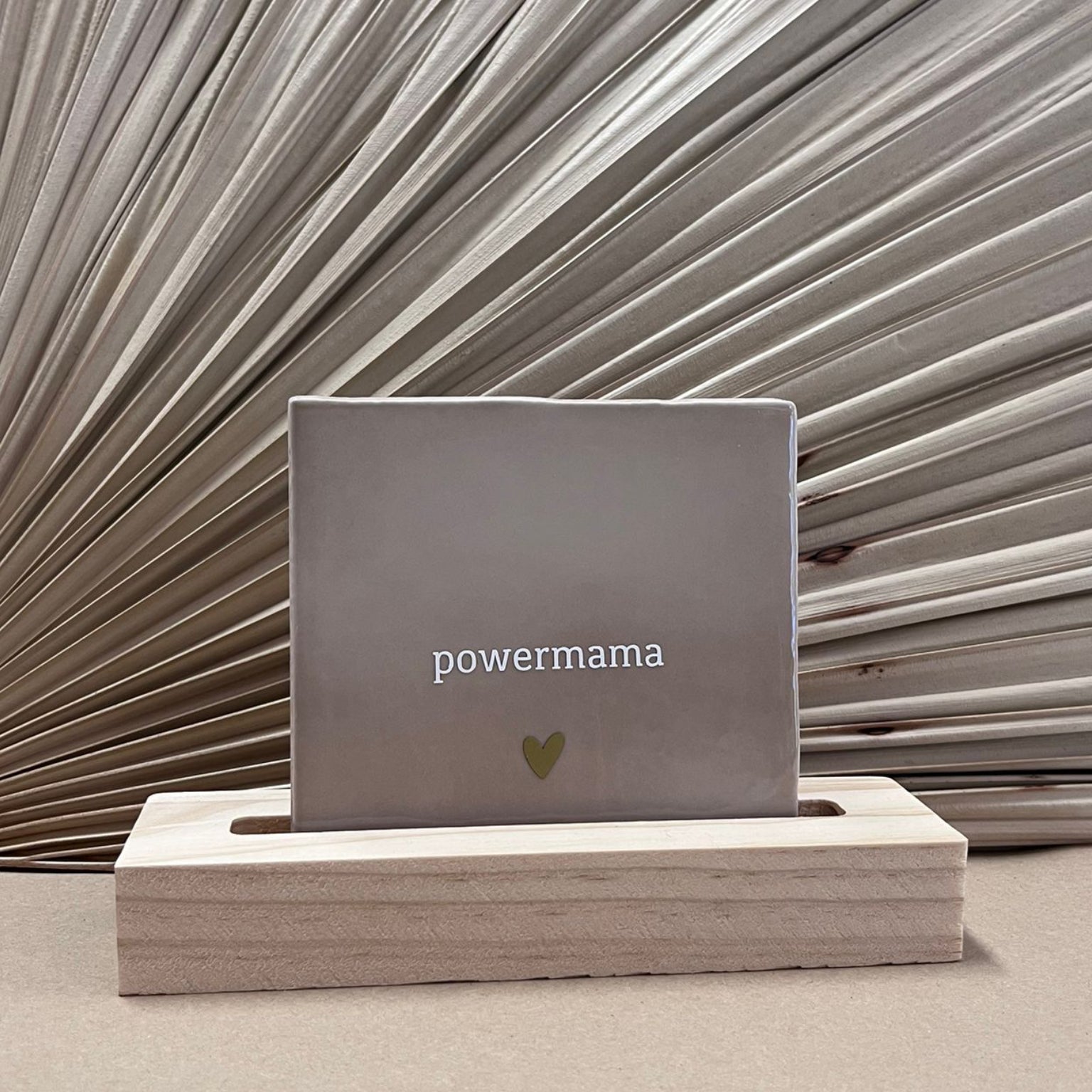 Tegeltje Powermama Beige met mini houten houder naturel
