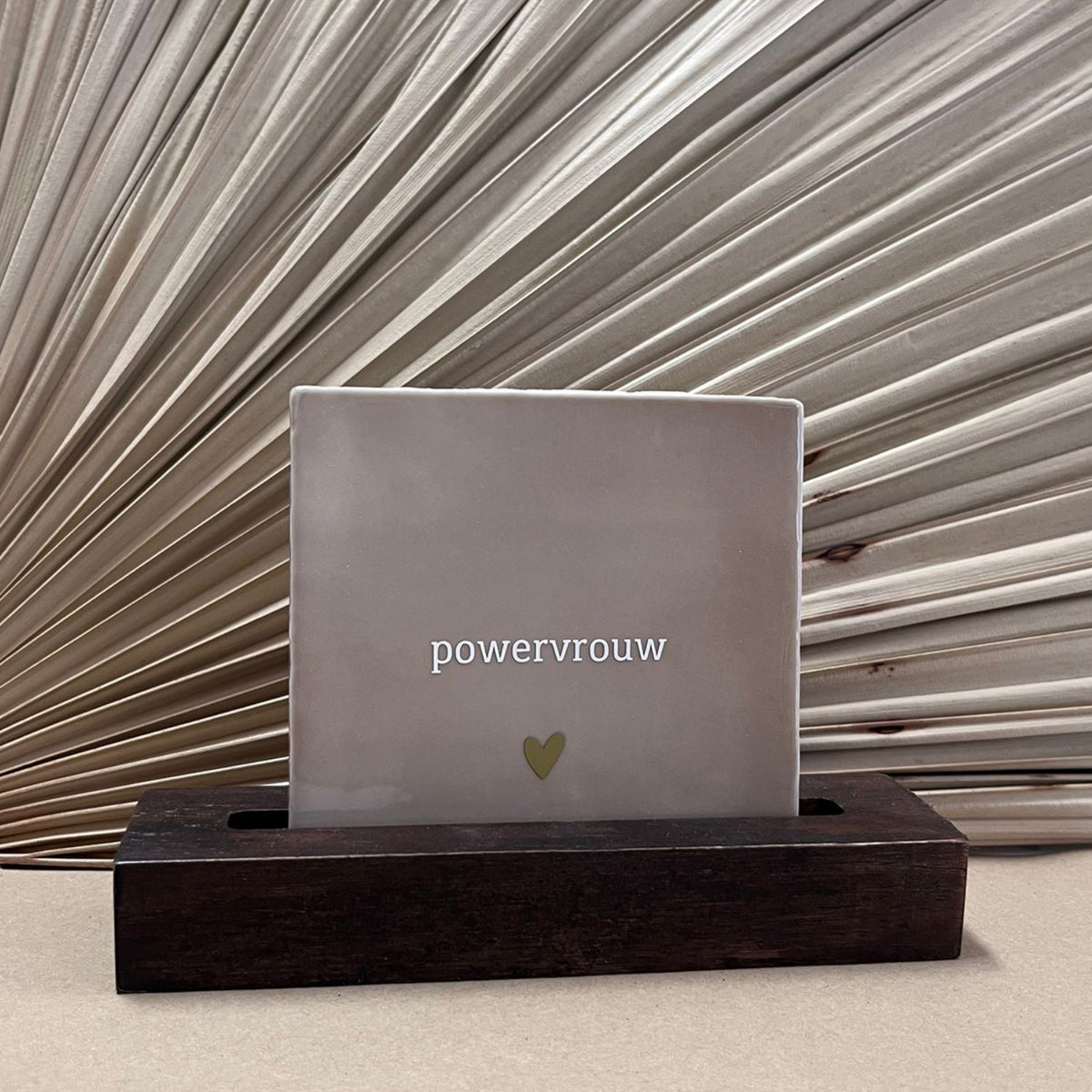 Tegeltje Powervrouw Beige met houten donkere houder 