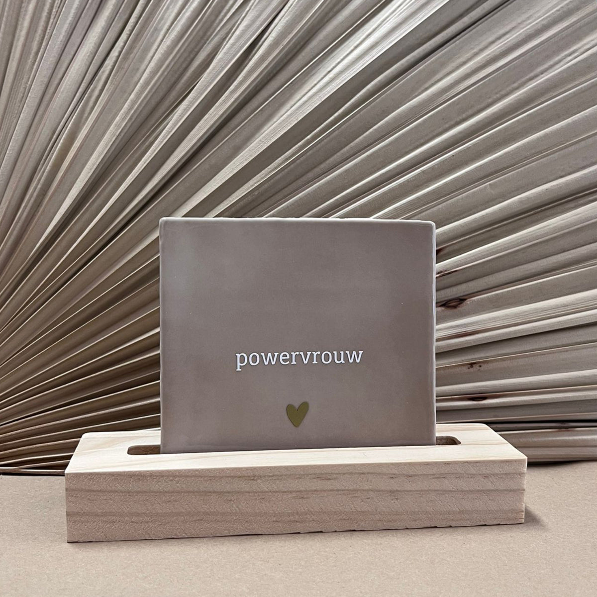 Tegeltje Powervrouw Beige met houten houder naturel
