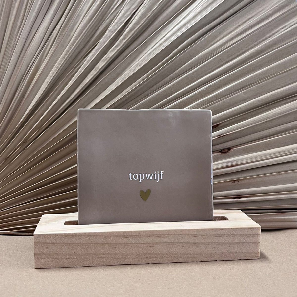 Tegeltje Topwijf Beige met houten houder naturel