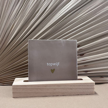 Tegeltje Topwijf Beige met houten houder naturel