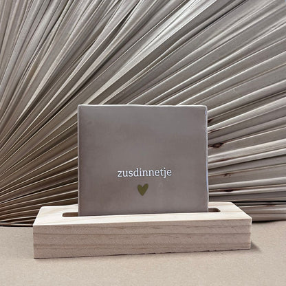 Tegeltje Zusdinnetje Beige met houten houder naturel