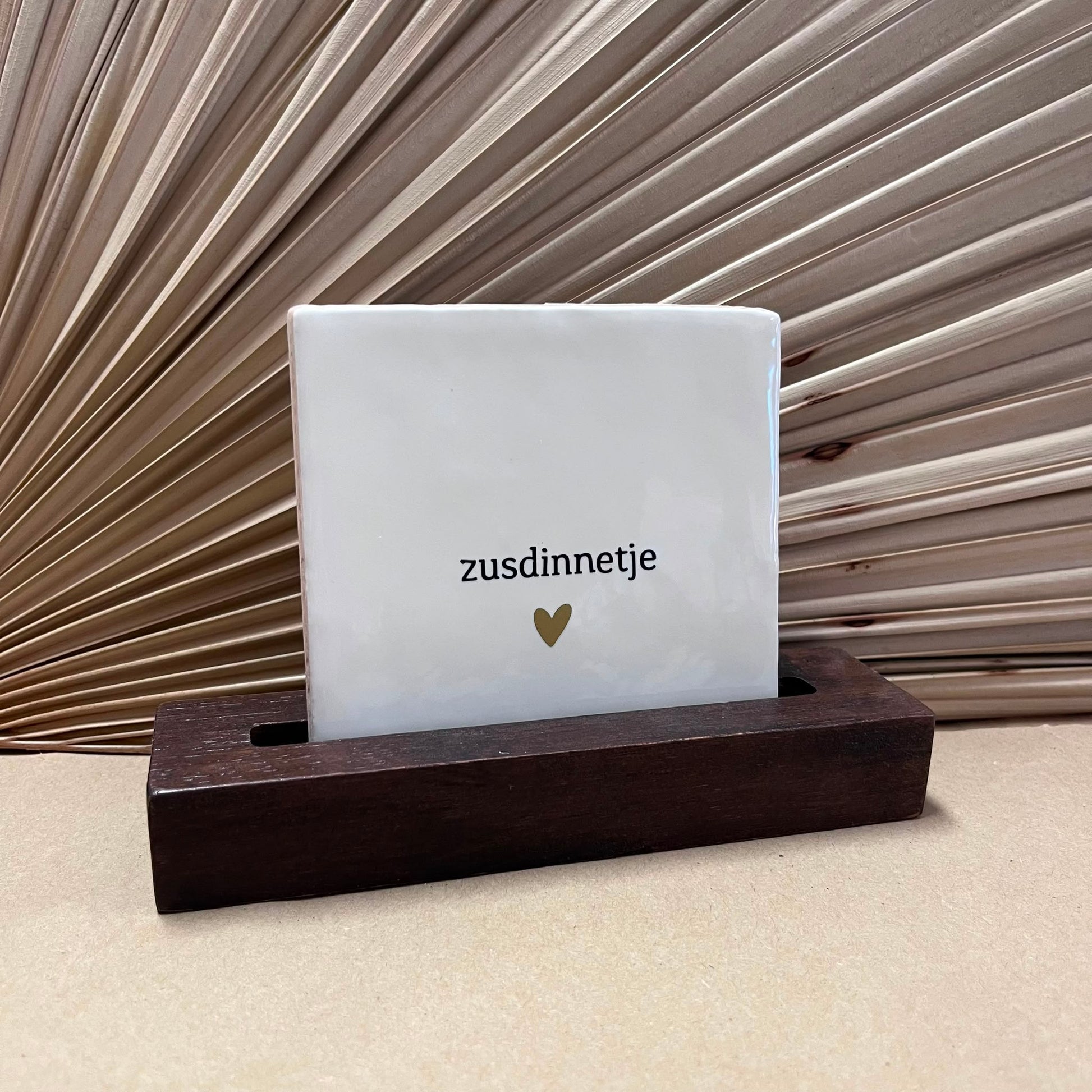Tegeltje Zusdinnetje Wit met donker houten houder 