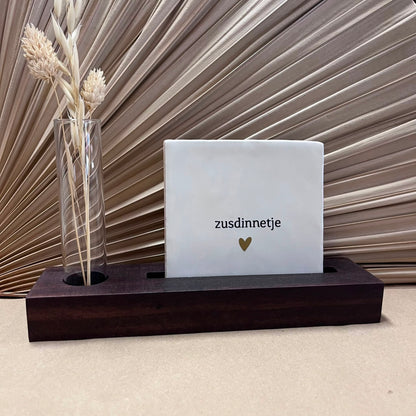 Tegeltje Zusdinnetje Wit met donker houten houder en glazen buisje