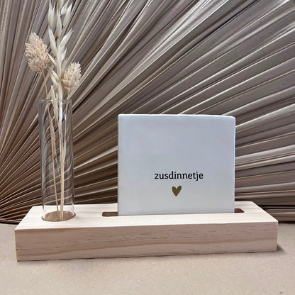 Tegeltje Zusdinnetje Wit met houten houder en glazen buisje