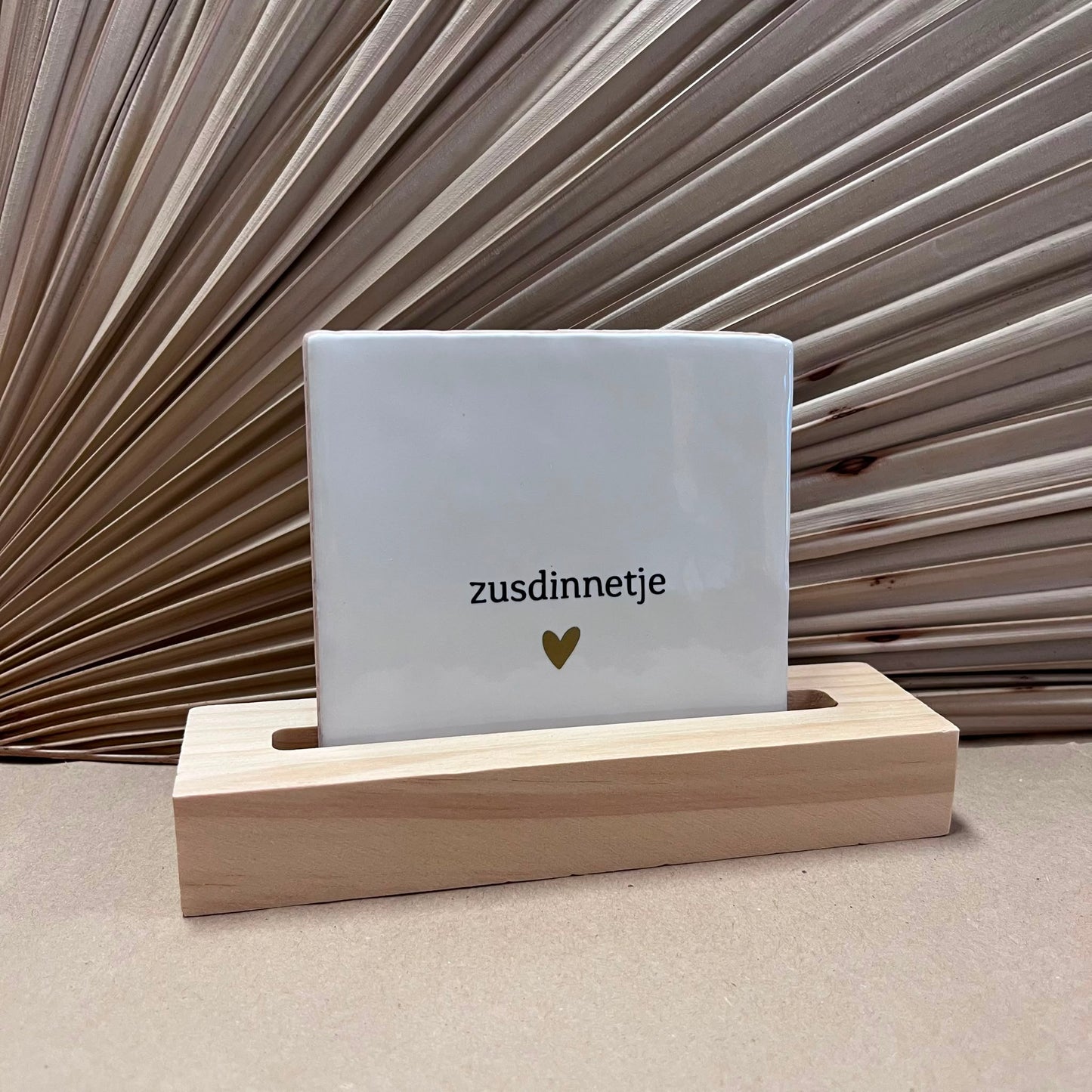 Tegeltje Zusdinnetje Wit met houten houder naturel