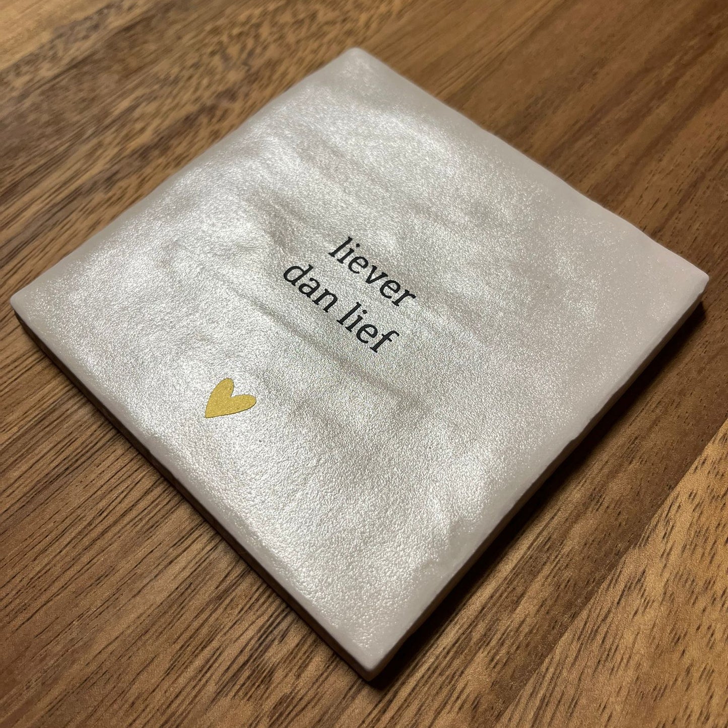 Tegeltje Liever dan lief | Beige parelmoer