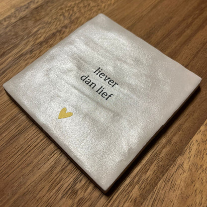 Tegeltje Liever dan lief | Beige parelmoer