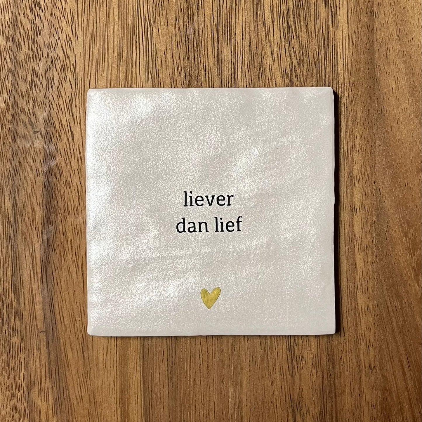 Tegeltje Liever dan lief | Beige parelmoer